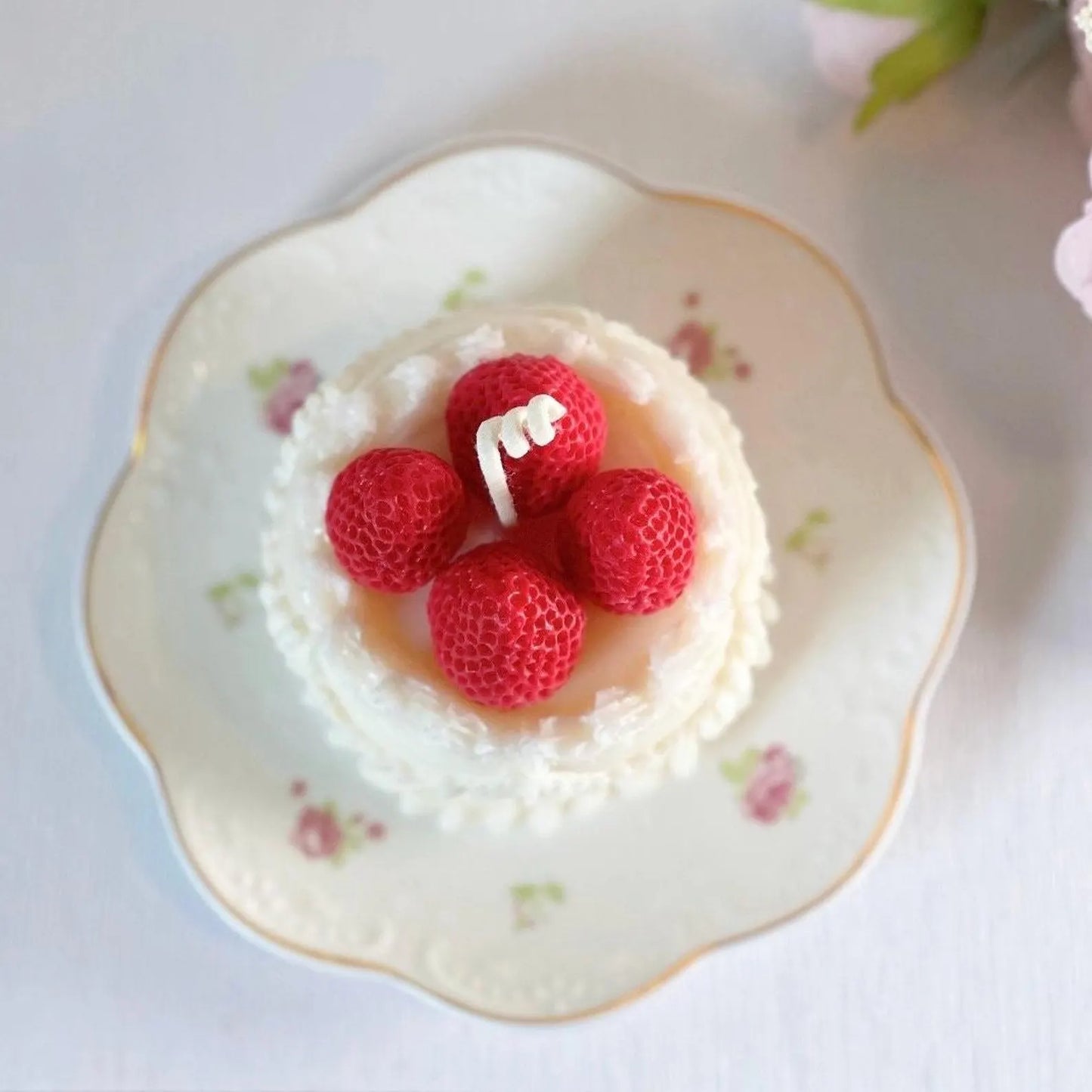 8.5oz Red Strawberries Cake Candle